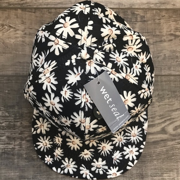 Wet Seal Accessories - Wet Seal Black Baseball Cap with Daisy Design Wet Seal Accessories - Wet Seal Black Baseball Cap with Daisy Design